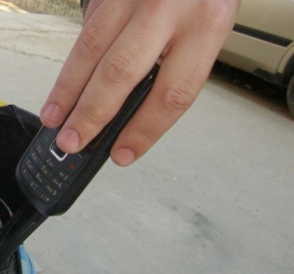 O minoră i-a furat telefonul mobil unei vânzătoare